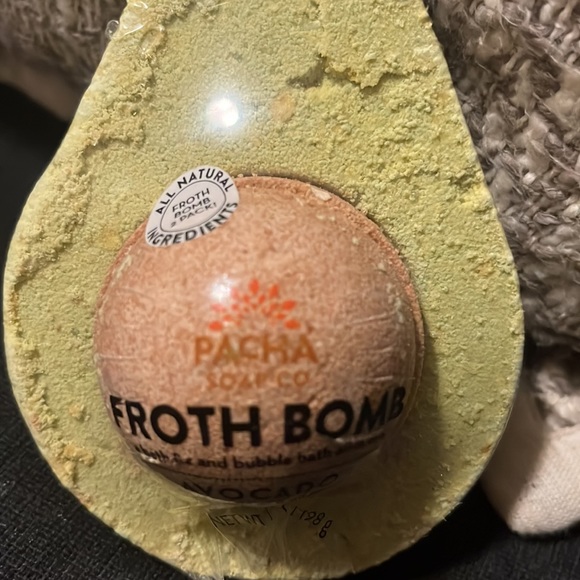 PAcHA avocado froth bomb- bath fizz and bubble bath all in one. 3 available - Picture 2 of 5